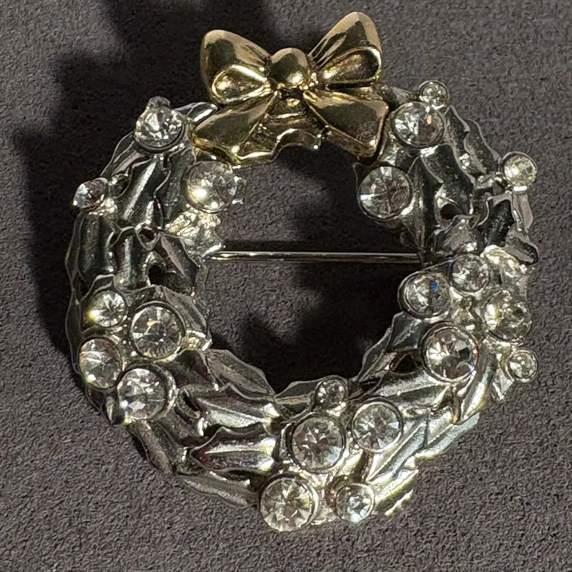Liz Claiborne Christmas Silvertone Wreath/Goldtone Bow Rhinestone Brooch Pin