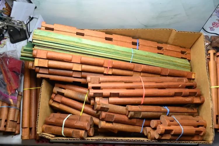 Large Lot Over 275 Assorted Lincoln Log Building Pieces Regular Oversize  Roof Boards Notched Logs