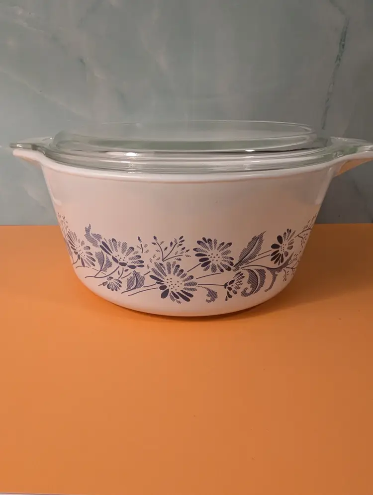 Pyrex Colonial Mist 473 Cinderella Casserole with lid