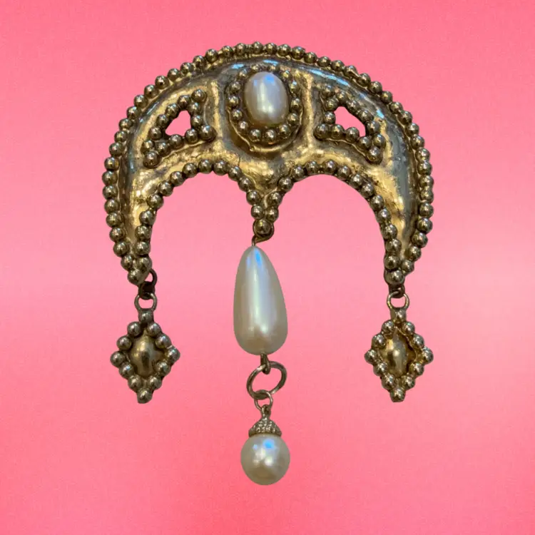 Vintage 1980’s Etruscan Revival Chunky GoldTone Pearl Dangle Brooch 3.75”