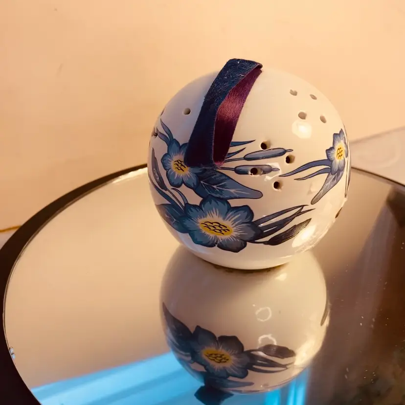 #4204  VTG Porcelain Potpourri Pomander Ball Scent Diffuser Ornament Floral Taiwan  Dresser Perfume Vanity