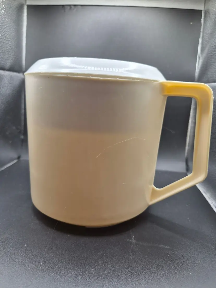 Vintage Rubbermaid Harvest Yellow Pitcher With Lid 1.5 Quart Measuring Container