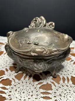#01 Large Vintage W B Mfg Co Silver Toned Metal Rose Motif Trinket Box With No Lining 4 1/2x6x4