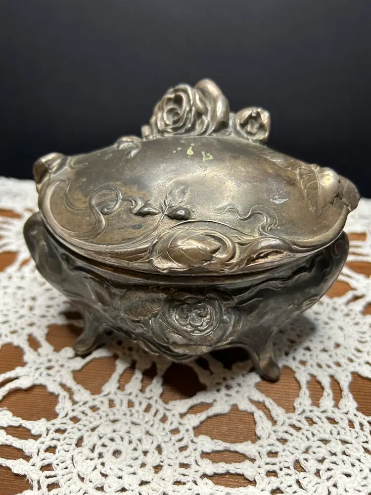 #01 Large Vintage W B Mfg Co Silver Toned Metal Rose Motif Trinket Box With No Lining 4 1/2x6x4
