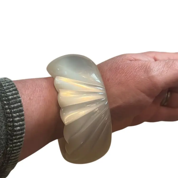 Vintage White Thermoset Lucite Chunky Carved Bangle Bracelet Mother Of Pearl Look
