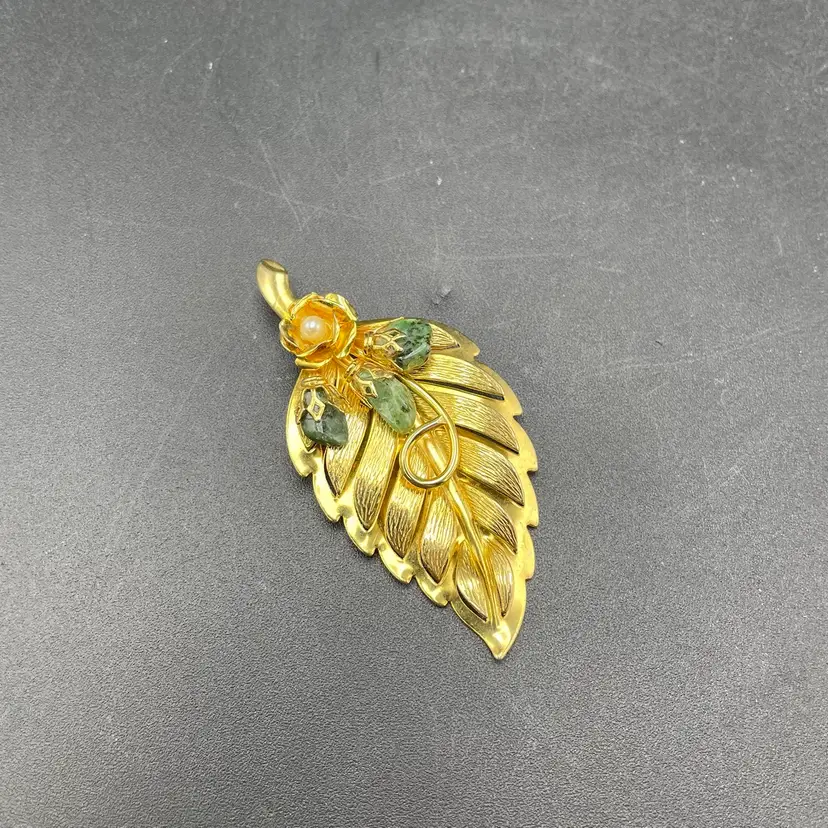 Large Gold Tone Leaf Green Stones Faux Pearl Brooch Pin Jewelry Accessory VTG