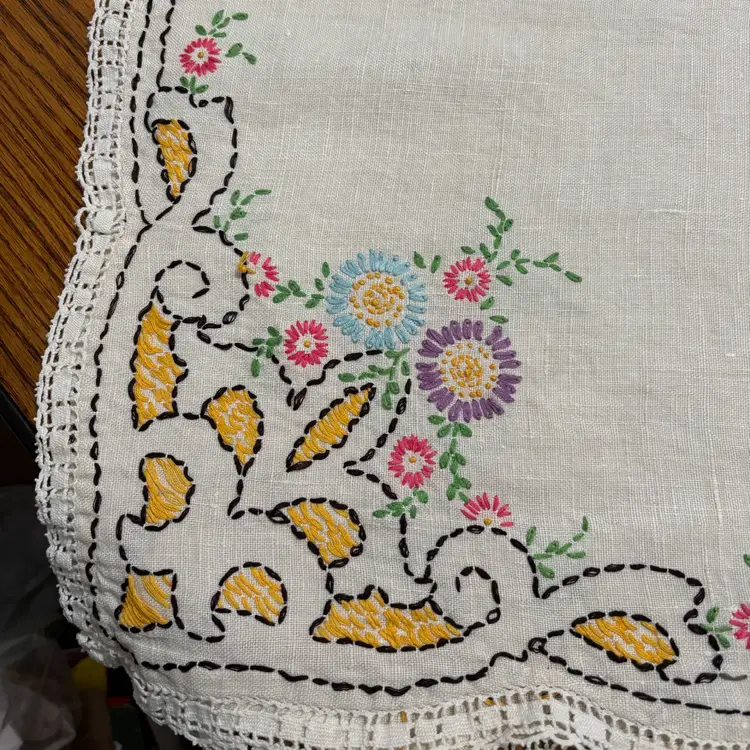 08- Vtg Linen Hand Embroidered Table Cover
