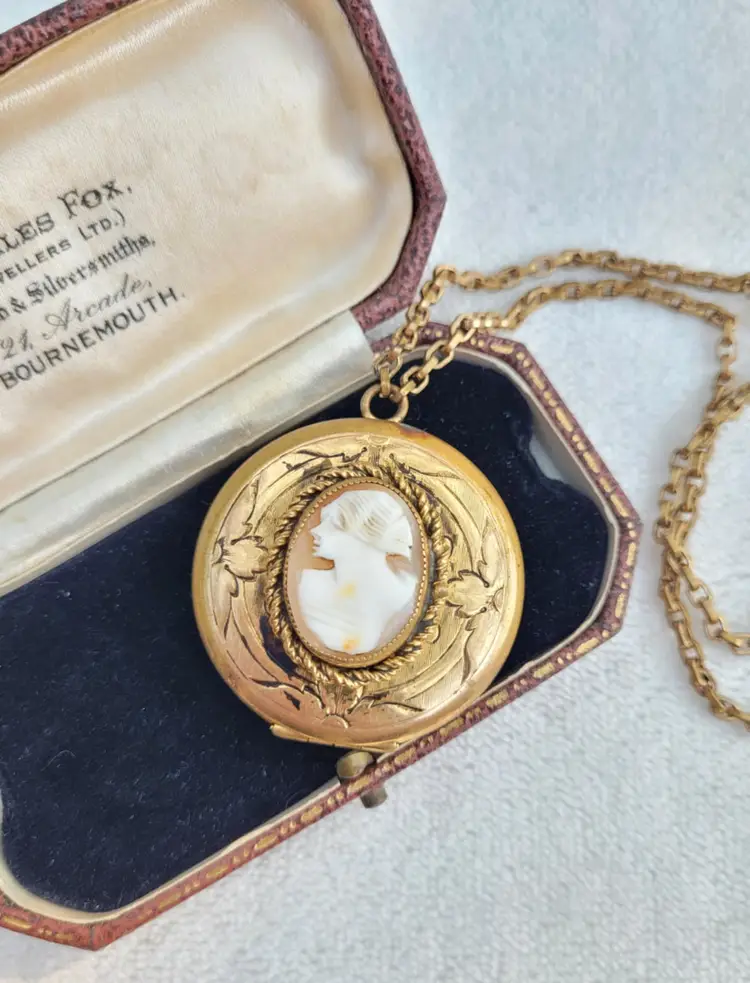 Vintage Gold Filled Carved Cameo Oval Locket Pendant Necklace 22"