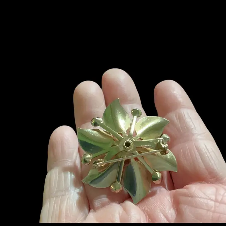 Vintage Goldtone Coro Brooch With Textured  Leafs & Clear Glass Rhinestones . Beautiful Floral Leaf Brooch !!