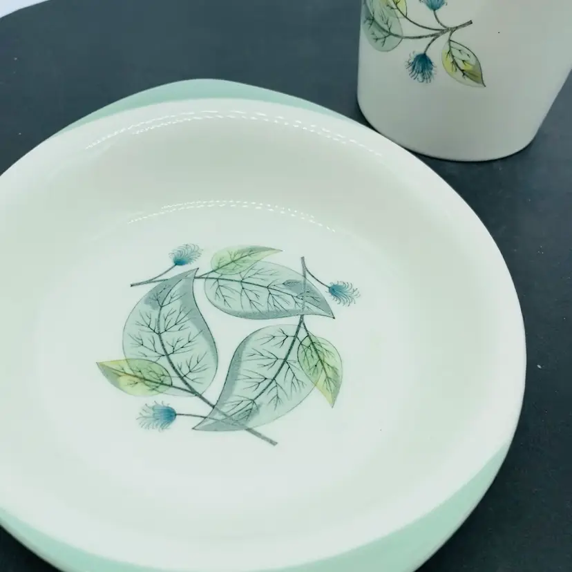 #4202 Cream Coloured Trinket/Soap dish & Cup with Green Leaves - Wedgwood