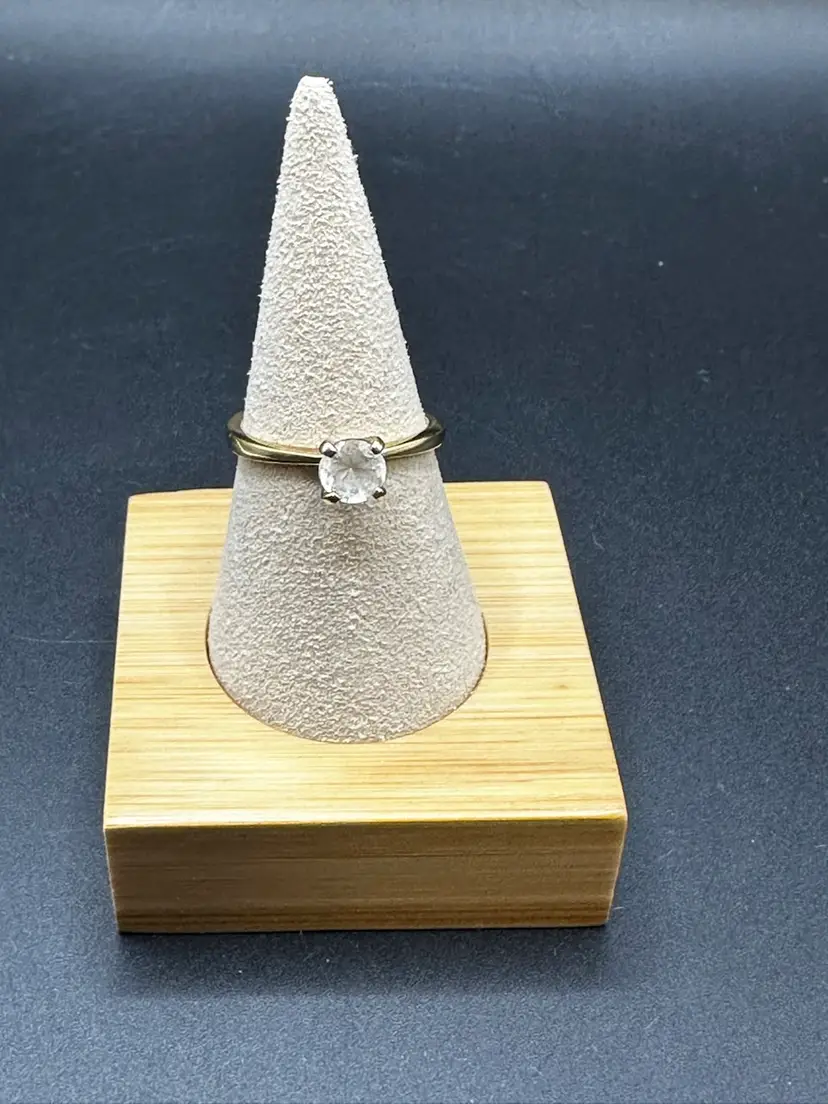 A047 - Avon Single Round Stone Ring Untested Marked 18k HGE Size 9
