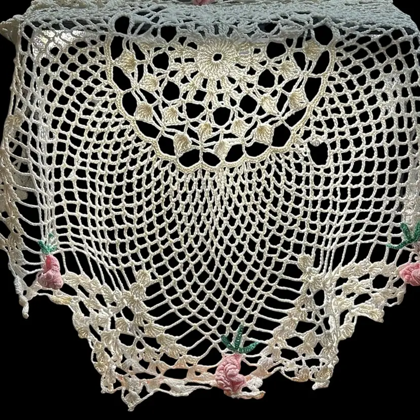 24” Across, Round Crochet Doily Ivory With Pink Roses, No Rips Or Stains Beautiful Vintage Piece Valentines Day Linen Roses