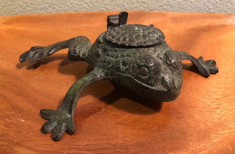 Metal Verdigris Frog Tea light Holder