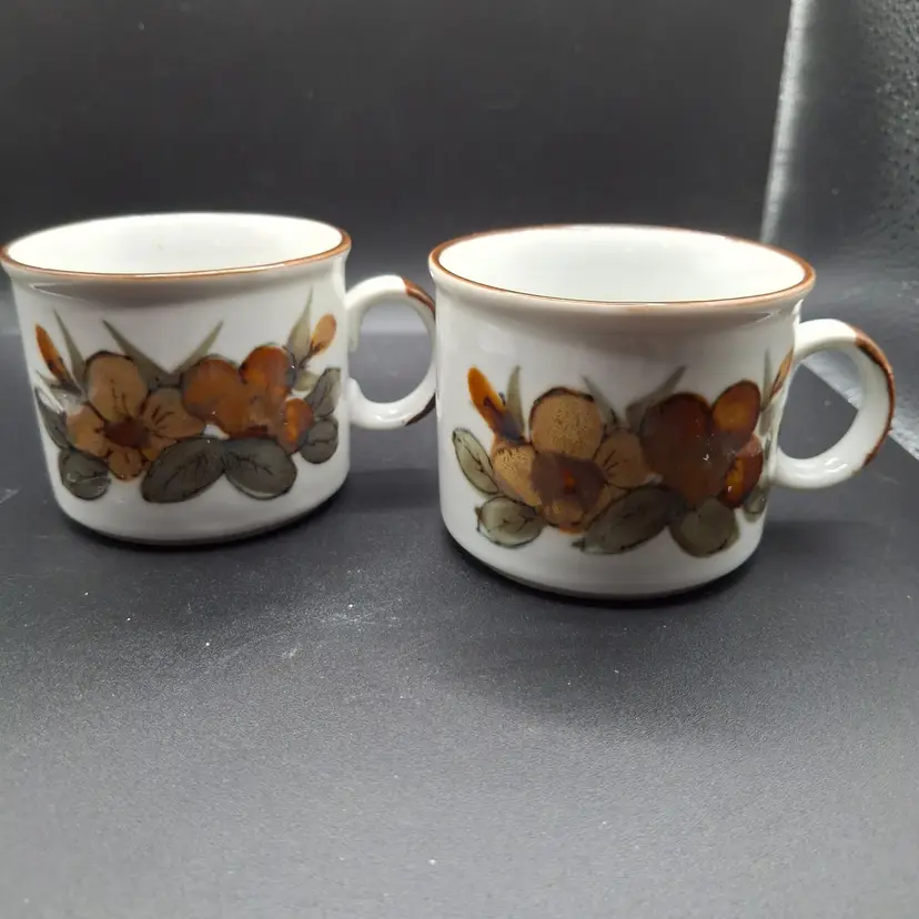 Vintage Hand-Painted Handgemalt Ceramic Tea Cups With Floral Design - Set Of 2