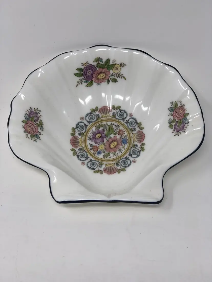 Wedgwood Runnymede Bone China Clamshell Dish Made in England
