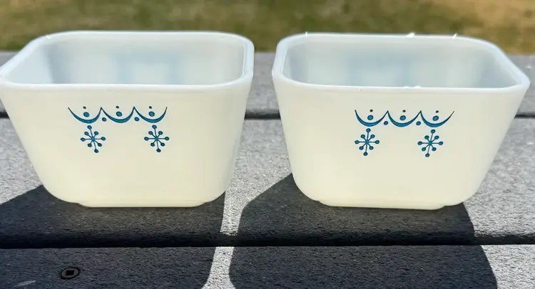 Set Of Two Vintage Pyrex Snowflake Garland 1 1/2 Cup Refrigerator Dish With Lid 501B/501C