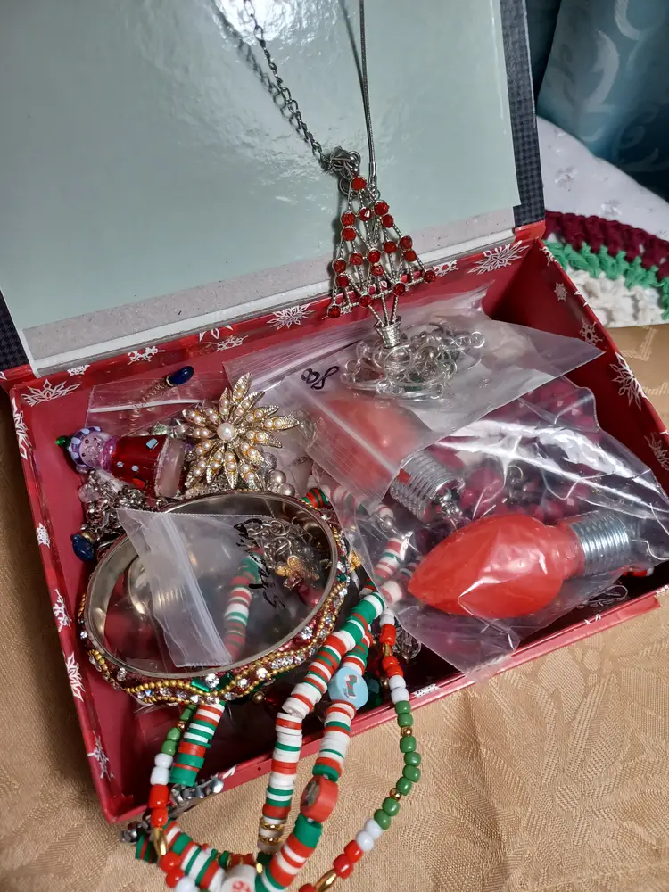 2 pound lot of Christmas jewelry vintage to modern