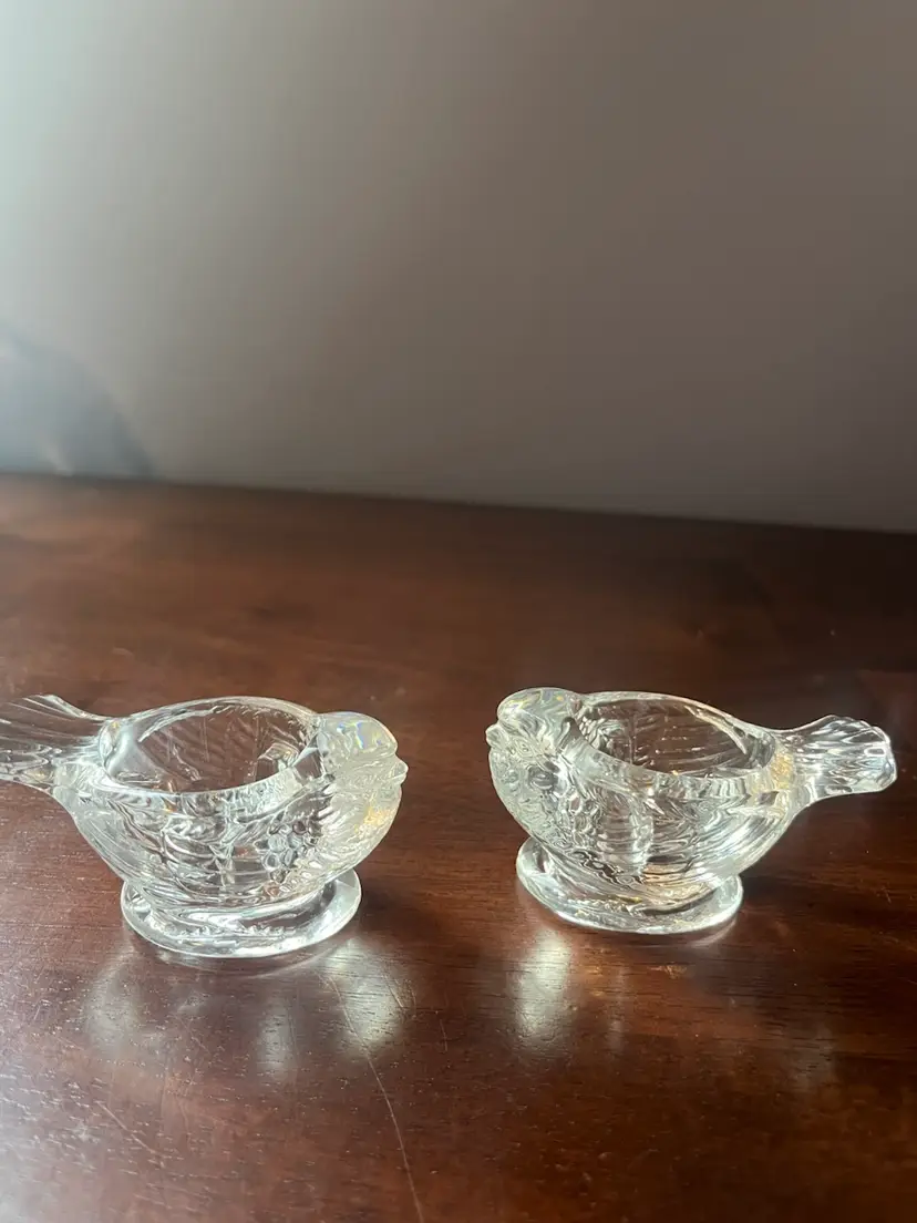 VINTAGE FOSTORIA Clear GLASS CLEAR BIRD CANDLE HOLDERS
Set of 2
They are identical to the salts in this pattern, with the exception of the prongs to stabilize a candle. They could easily be used as such.
Birds are 3" long x 1.5" wide x 1.25" high Candle opening is 1.25" like new condition, no chips, scratches or cracks.