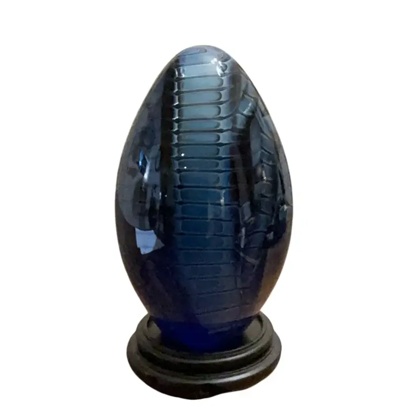 Signed Robert Eickholt 1990 Egg Shaped Reptile Design Blue And Black Paperweight 41/2” X 3”