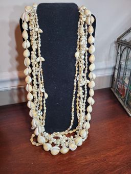 Costume MORE AND MORE SHELL necklaces.