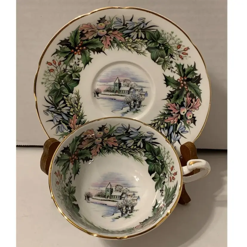 Paragon Bone China SEASONAL GREETINGS Winter Snow Christmas Teacup & Saucer