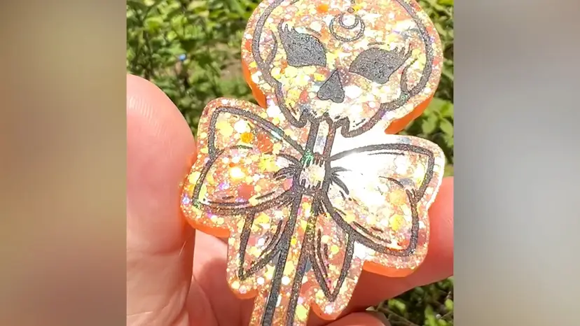 “Poison ☠️ Lollipop” Orange & Black Glitter Halloween Resin Magnet. Glows In Dark! Handmade by me! 🫶 3-3/4” x 1-1/2” x 1/4”