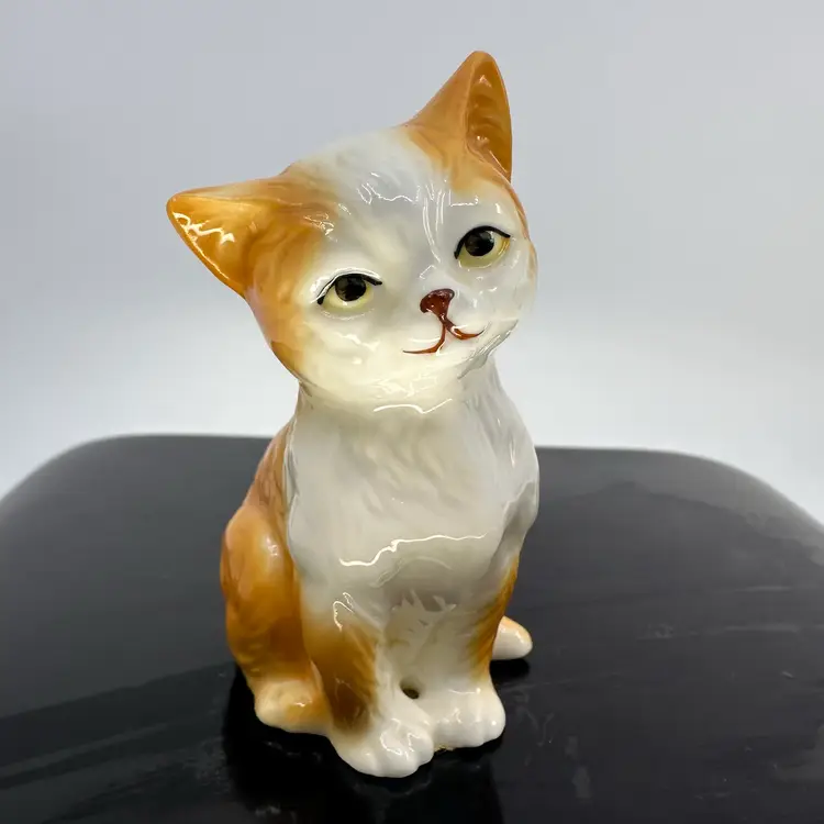 Danbury Mint Cats of Character Bone China Cat Sitting Pretty