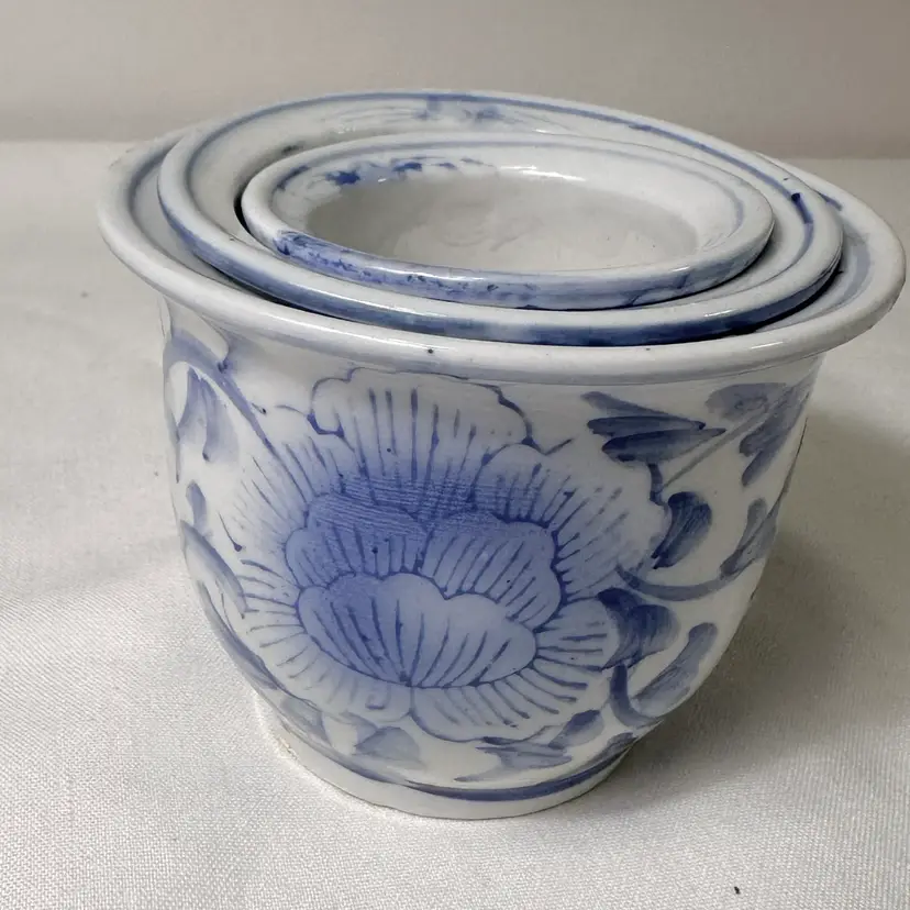 Set of SM Vintage Chinese Blue and White Porcelain Jardiniere Nesting Planters