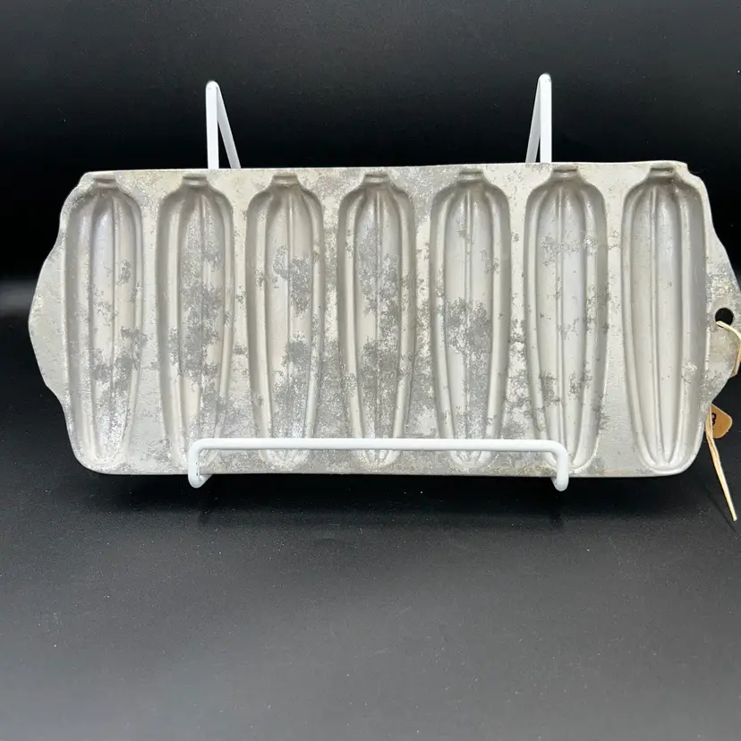 Vintage WearEver Heavy Aluminum Corn Bread Muffin Pan -Bakeware