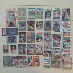 Lot of 118 Atlanta Braves cards. Includes Maddux jersey, 2 #'d, inserts, Rookies, parallels, +.