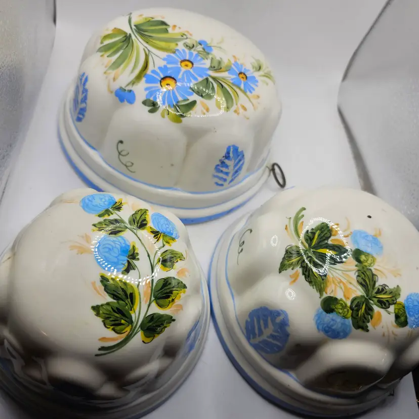 Bassano Pottery set of three bowls wall hanging with floral design Italy