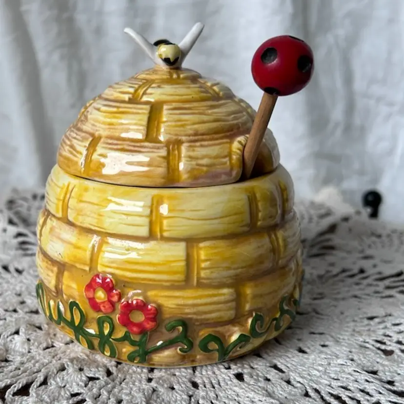 VINTAGE NORTH AMERICAN BEAR CO. HONEY POT W/DIPPER