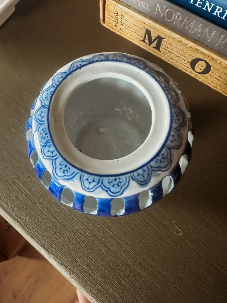 vintage Chinoiserie blue and white garlic pot - no lid