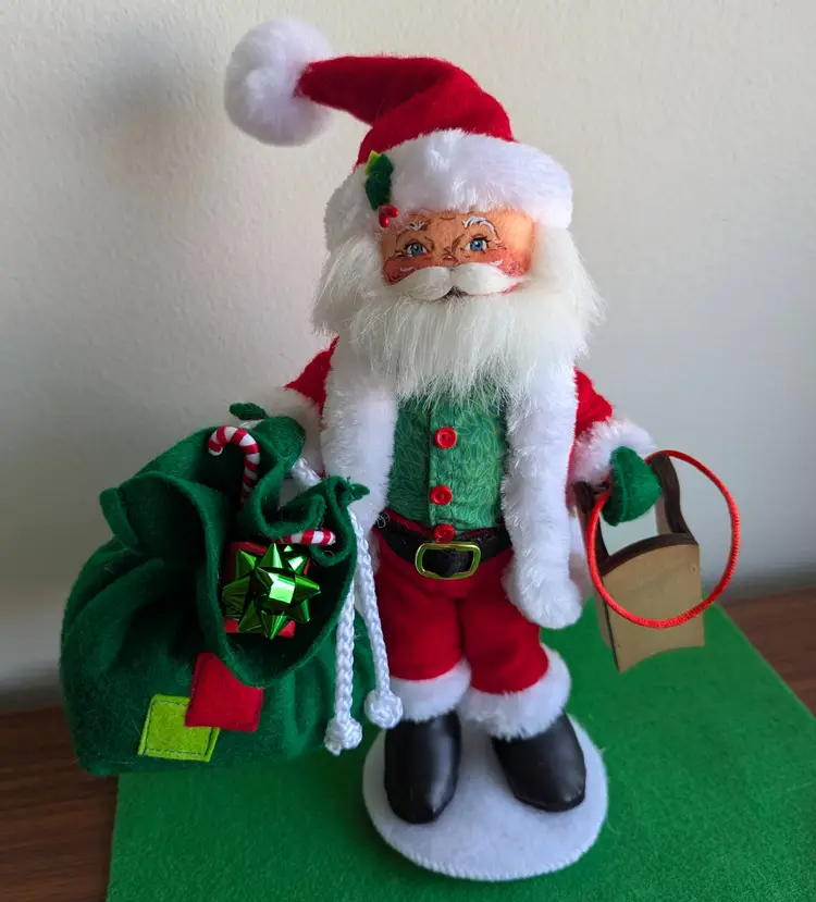 #01 2020 Annalee Christmas 9" Very Merry Santa with gifts and sleigh fur green shirt
