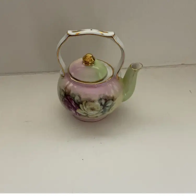 Small Floral Teapot. Porcelain Treasures
Decorated by Betty Platner