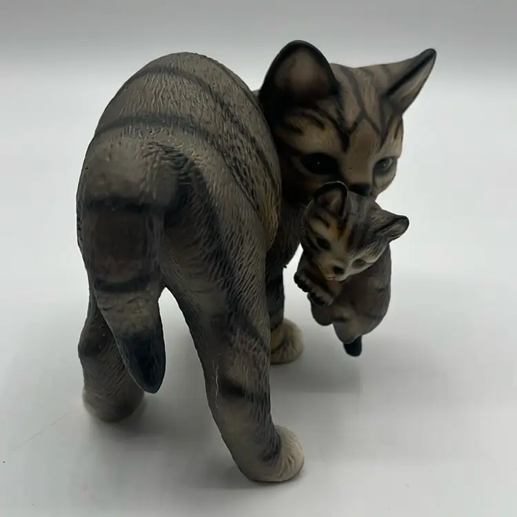 Global Art HARVEY KNOX KINGDOM 1983 Tabby Cat Carrying Kitten Figurine 4” Tall