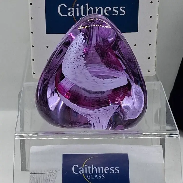 Caithness, Scotland NEW IN BOX, NEODYMIUM/Alexandrite, Pebble-Ruby/White, Paperweight