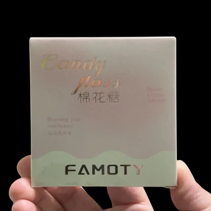 8.  Famoty Blooming Your Own Colors. 4 Palette Soft Blushers.