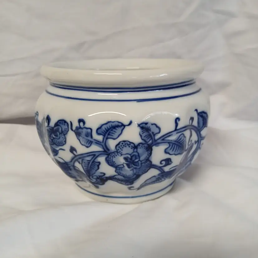 Charming Flow Blue Style Planter