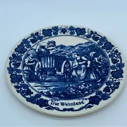 Royal Goedewaagen Delft Blue "Die Weinlese" (Grape harvest Or Vintage) decorative plate 6.5”