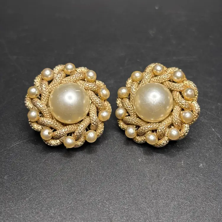 Vintage Round Clip-on Earrings with UV Glow Pearl 1”
