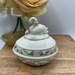 Lennox 2001 The Swan Easter Egg Limited Edition Trinket Box 3”Lx3.5”