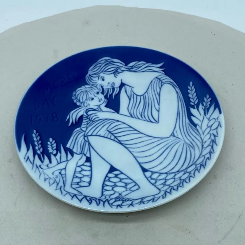 #1509 Royal Copenhagen Mother’s Day Plate 1978