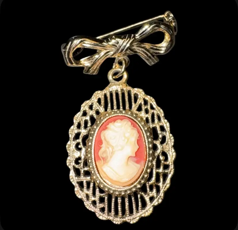 1.5” Vintage Victorian Lady Brooch Pin Adorned In Faux Pearls Gold Tone Oval Shape Unmarked