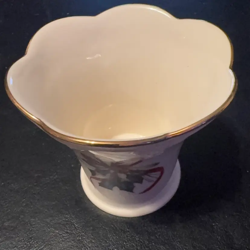 037. Vintage Lenox Winter Greetings Small Scallop Vase
