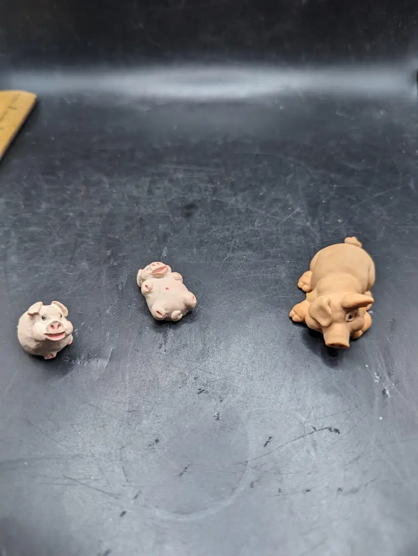 VINTAGE - 1983 - MINIATURE - FIGURINES - 2 SMALL PIGS - PETER FAGAN - SCOTLAND - One Made In Italy Hand Painted