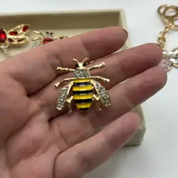 Bee 🐝 Brooch-Yellow & Black