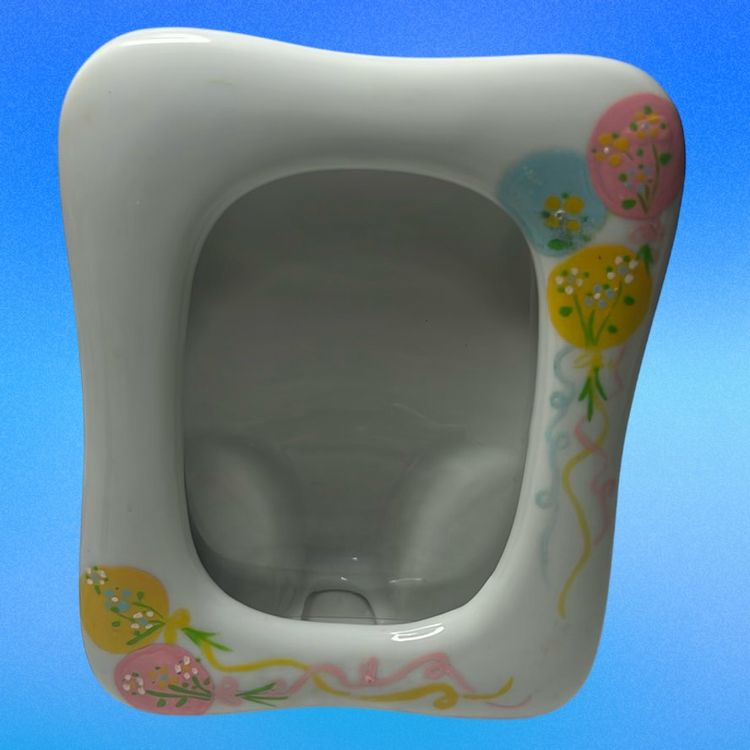 Vintage Porcelain Picture Frame With Hand Painted Pastel Balloons Pink, Yellow,
Blue.
Made By Takahashi - Based In San Francisco- 1989’s “chime” No Damage & Measures 5.5” Tall & 4” Wide