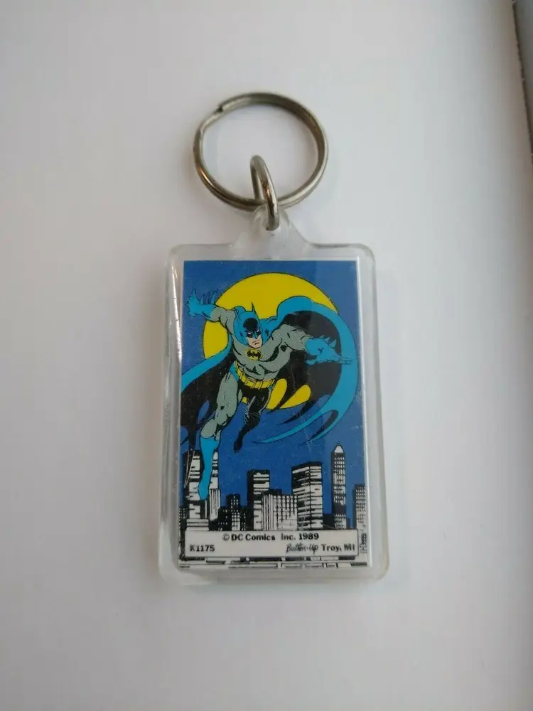 #01 Batman Flying Moon Keychain 1989 Original Licensed Official DC Comics Button Up