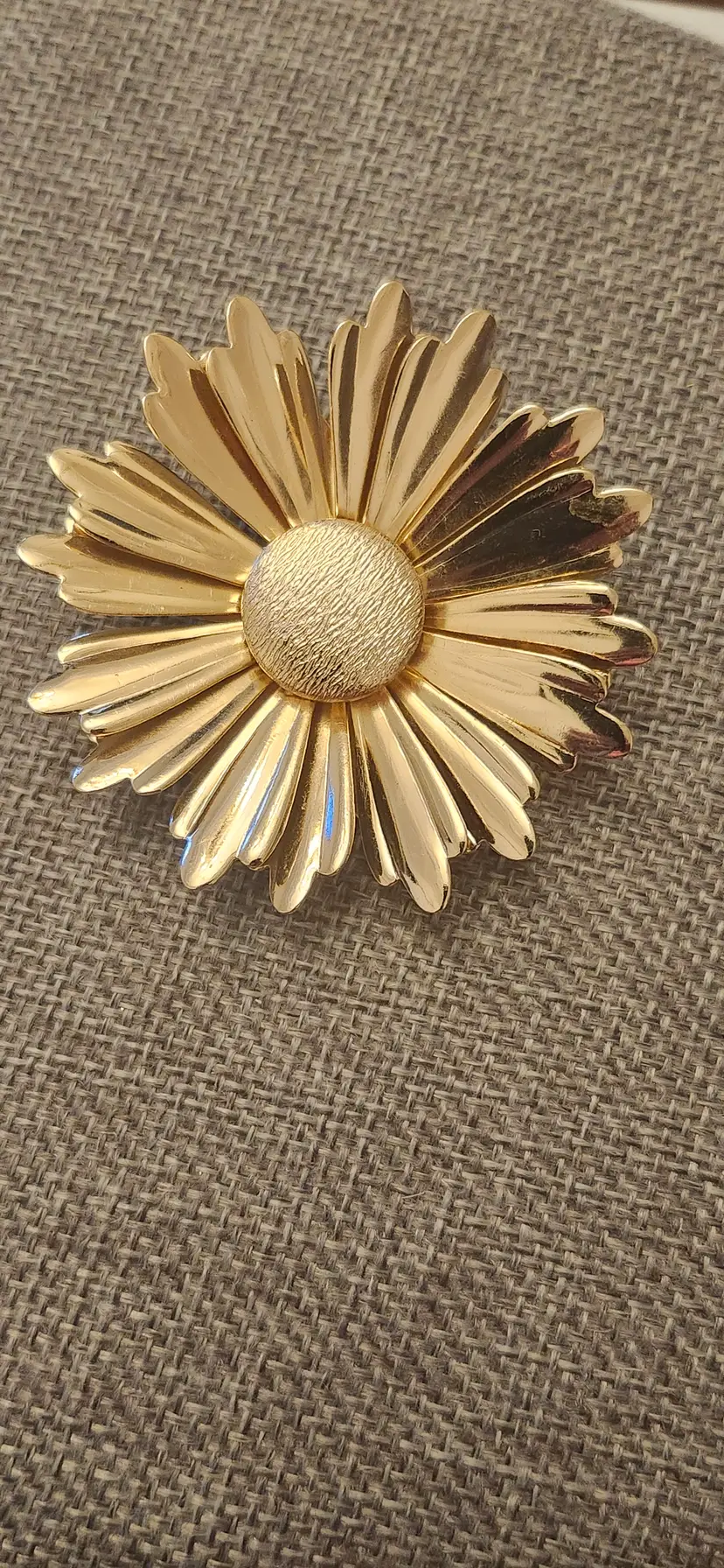 Vintage Sarah Coventry Flower Brooch Gold Tone Signed OS5